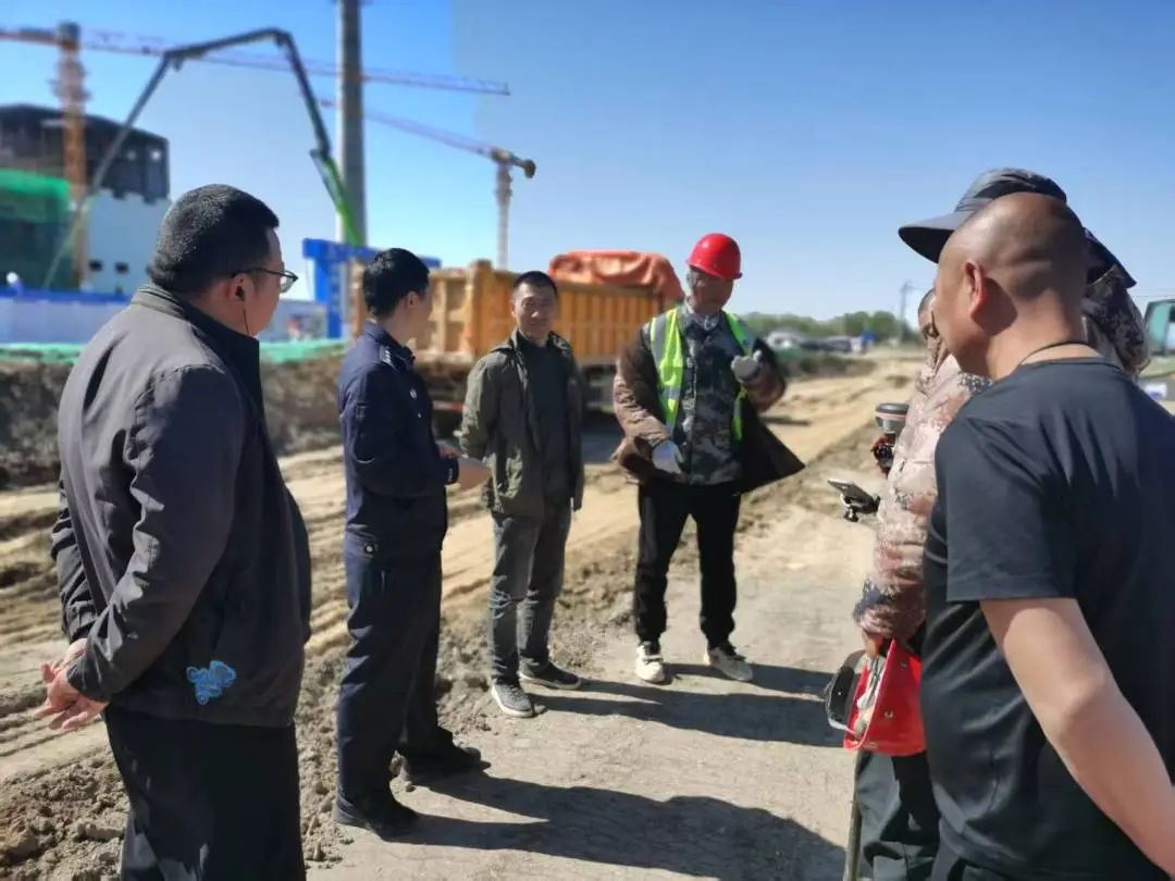九师交管部门为工地施工人员敲响安全警钟